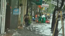 Nhiều tuyến đường tại TP Hồ Chí Minh ngập nặng sau cơn mưa lớn