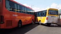 Hai xe khách va chạm, tài xế bỏ mặc hành khách dùng hung khí rượt đuổi nhau