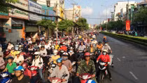 Xe đầu kéo leo dải phân cách, giao thông ùn ứ hàng km