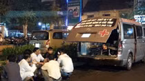 Triệu tập 3 đối tượng chặn xe cứu thương chở thi thể cháu bé