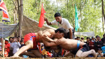 Tưng bừng khai hội Vật đầu Xuân