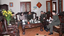 Thứ trưởng Trần Việt Tân thăm, chúc Tết gia đình các đồng chí cố lãnh đạo Bộ Công an