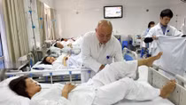 Người đưa nhiều kỹ thuật phẫu thuật cột sống hàng đầu thế giới về Việt Nam