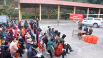 Khó khăn nhường chỗ cho tình người thân thương