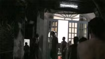 Đổ hàng trăm gói bột ngọt giả vào bồn cầu tẩu tán khi bị phát hiện