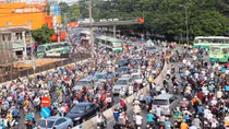 CSGT 'mướt mồ hôi' điều tiết giao thông