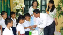 ‘Vầng trăng cổ tích’ hỗ trợ trẻ em nghèo 800 triệu đồng