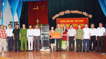 Trao học bổng và quà cho học sinh nghèo