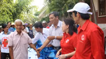 Cứu trợ nước uống khẩn cấp cho người dân vùng hạn, mặn tỉnh Bến Tre