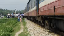 Băng qua đường sắt không quan sát, một người bị tàu đâm tử vong