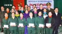 Ấm lòng quà Tết trên quê hương nữ pháo binh Ngư Thủy