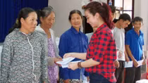 Quà Tết ấm lòng người già neo đơn, người khiếm thị