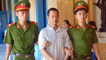Ghen tuông, "phi công trẻ" cứa cổ người tình lãnh 12 năm tù