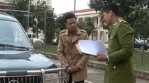 Đối tượng chống đối chạy 30km khi Công an đang ở trên nắp capô