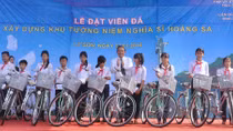 Đồng chí Trương Hòa Bình tặng quà lực lượng vũ trang và học sinh nghèo huyện đảo Lý Sơn