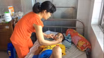 Cha mẹ mòn mỏi chờ con sớm trở về sau tai nạn
