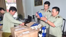 Hàng trăm chai rượu ‘ngoại’ không nguồn gốc theo xe khách vào Đà Nẵng