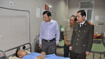 Thăm hỏi, tặng quà Công an viên bị thương khi đang thi hành nhiệm vụ