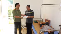 Tặng quà Phó trưởng Công an phường bị tội phạm bắn trọng thương