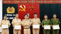 Thưởng nóng cho CBCS Phòng CSGT bắt đối tượng vận chuyển 6kg ma túy đá 