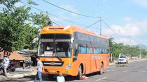 Xe khách cuốn người lẫn xe mô tô vào gầm, một người chết 