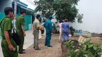 Phát hiện trẻ sơ sinh còn dây rốn vứt trong sọt rác