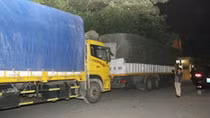Nhận tin qua đường dây nóng, bắt 2 xe chở quá tải