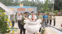 Thứ trưởng Bùi Quang Bền viếng nghĩa trang liệt sỹ CAND tại khu di tích An ninh TW cục miền Nam