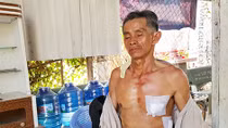 Lão tài xế giả chết để thoát lưỡi dao hai tên cướp