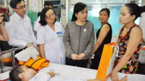 Bộ trưởng Y tế tới thăm bệnh nhi Ung Bướu TP Hồ Chí Minh nhân ngày 30/4