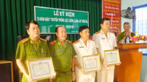Trao tặng bằng khen cho 5 tập thể, cá nhân xuất sắc phá án