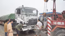 Hai xe tải đấu đầu cùng lật nhào xuống ruộng