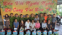 Mang tết sớm đến với bà con nghèo Củ Chi 