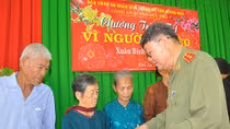 Tặng quà “Tết vì người nghèo” cho người dân xã biển Phổ An, Quảng Ngãi 