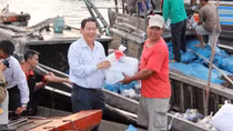 Trao 200 phần quà tết cho tiểu thương chợ nổi Cái Răng