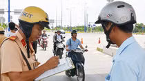Ai được dừng xe, xử phạt giao thông?