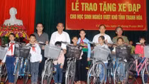 Khích lệ các cháu học tập để phát triển quê hương