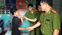 Công an Quảng Ninh hỗ trợ nhân dân bị mưa lũ