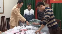 Gần 1.000 ĐTDĐ nhập lậu giấu dưới gầm xe rơ moóc
