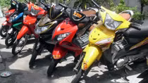 Giả vờ rơi điện thoại, chiếm đoạt xe máy của bạn