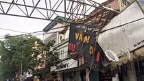 Cần cẩu sập đè cửa hàng vàng, một thai phụ nhập viện