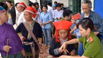 Đến tận bản làng cấp chứng minh thư cho dân