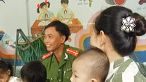 Chạnh lòng những đứa bé "thụ án" cùng mẹ 