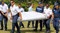 Bắt đầu giám định mảnh vỡ nghi của máy bay MH370