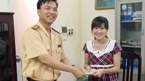 Cảnh sát giao thông trả ví cho người dân đánh rơi