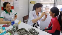 Khám, phát thuốc và tặng quà cho 200 trẻ em có hoàn cảnh khó khăn
