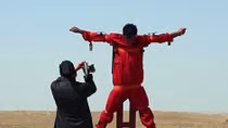 IS đóng đinh nhân viên tình báo Iraq rồi hành hình