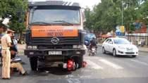 Bị cuốn vào gầm xe tải, một phụ nữ may mắn thoát chết