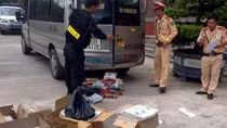 Thuốc lá lậu trên xe khách dán mác bánh kẹo