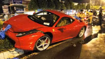 Siêu xe Ferrari trị giá 15 tỷ 'ngự' trên dải phân cách